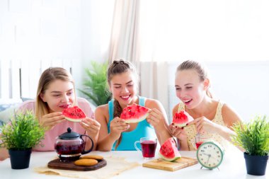 Kızlar pijama partisi yeme üzerine eğleniyor