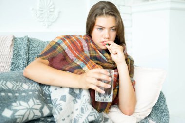 hasta genç kız evde vakit ateşle