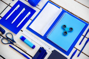 ahşap bir masa üstünde ileti örneği kalem makas defter