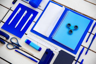 ahşap bir masa üstünde ileti örneği kalem makas defter