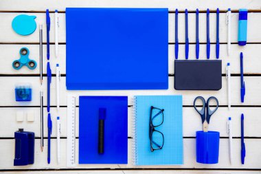 ahşap bir masa üstünde ileti örneği kalem makas defter