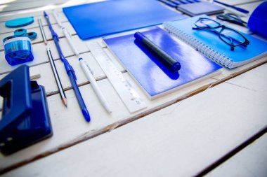 ahşap bir masa üstünde ileti örneği kalem makas defter görüntü