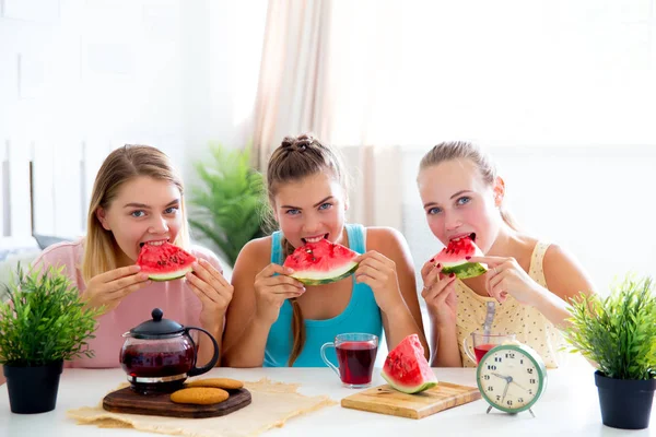 Girls having fun on slumber party eating — Stock Photo, Image