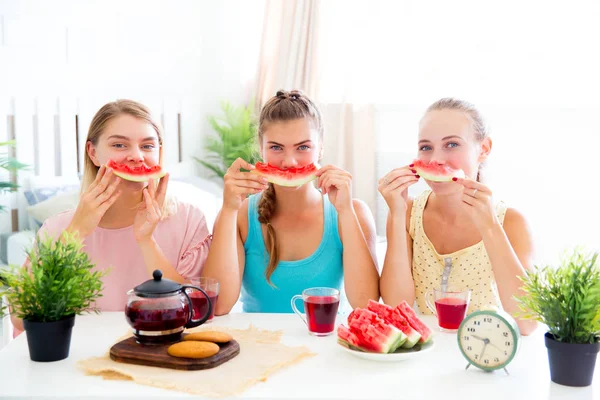 Mädchen haben Spaß auf Schlummerparty essen — Stockfoto