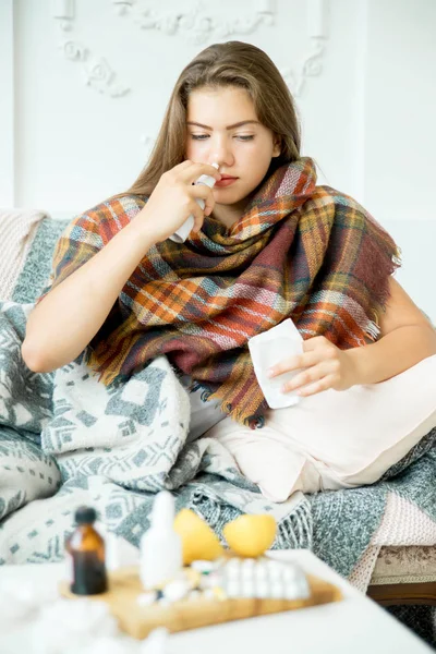 Malato giovane ragazza con febbre trascorrere del tempo a casa — Foto Stock