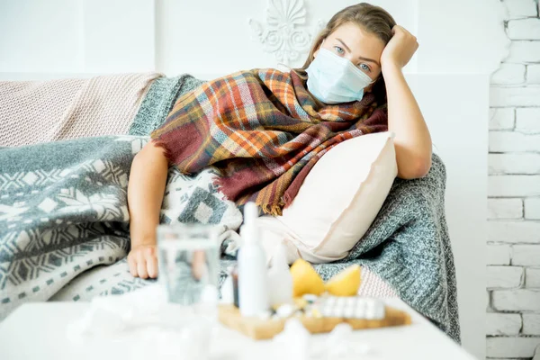 Malato giovane ragazza con febbre trascorrere del tempo a casa — Foto Stock