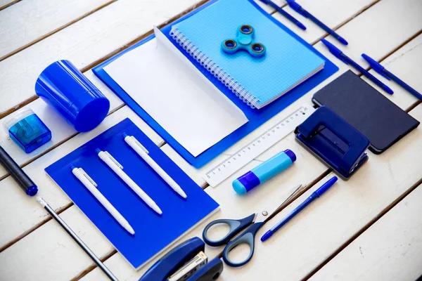 Brevpapper penna sax anteckningsbok på ett träbord — Stockfoto