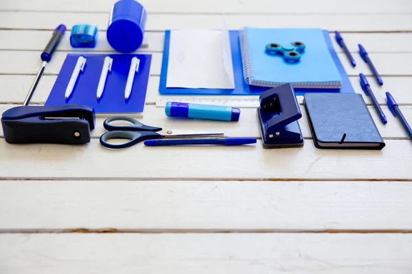 Imagen Papel Pluma Tijeras Cuaderno Una Mesa Madera — Foto de Stock