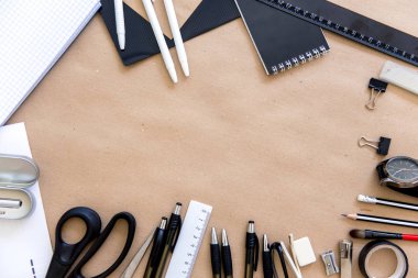ahşap bir masa üstünde ileti örneği kalem makas defter