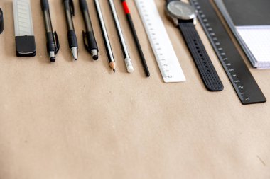 ahşap bir masa üstünde ileti örneği kalem makas defter