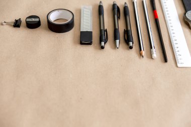 ahşap bir masa üstünde ileti örneği kalem makas defter