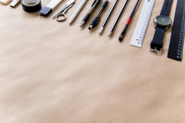 ahşap bir masa üstünde ileti örneği kalem makas defter