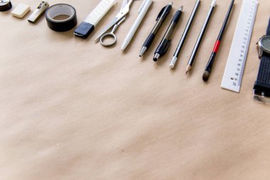 ahşap bir masa üstünde ileti örneği kalem makas defter