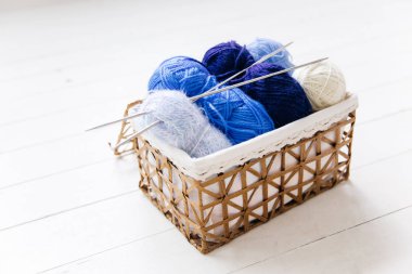 Renkli iplik topları ve örgü iğnelerinin üst görünümü