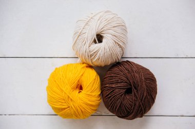 Renkli iplik topları ve örgü iğnelerinin üst görünümü