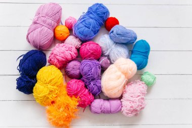 Renkli iplik topları ve örgü iğnelerinin üst görünümü