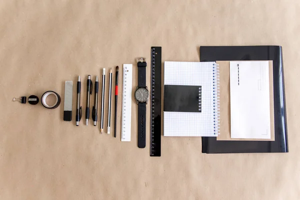 Schreibwaren Stift Schere Notizbuch auf einem Holztisch — Stockfoto