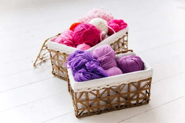 Vue du dessus des boules de fils colorés et des aiguilles à tricoter — Photo