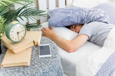 Beyaz odada uyuyan yakışıklı genç