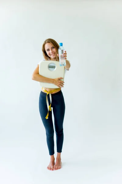 Вмістити жінку вимірювальної талії з мірною стрічкою — стокове фото