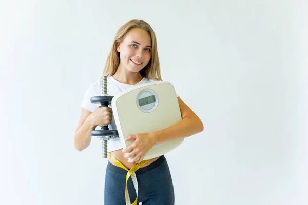 Mulher apta para medir a cintura com fita métrica — Fotografia de Stock