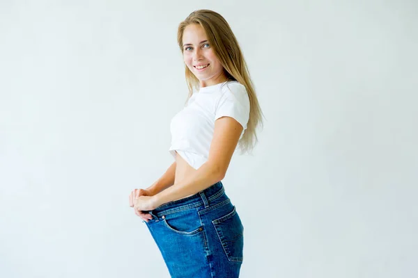 Ajuste mujer que mide la cintura con cinta métrica — Foto de Stock