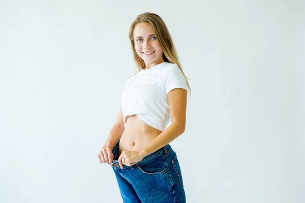Mulher apta para medir a cintura com fita métrica — Fotografia de Stock