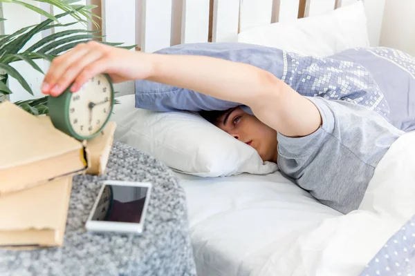 잘생긴 젊은 남자 화이트 침구에서 자 고 — 스톡 사진