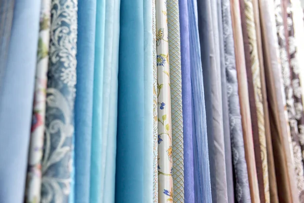 Rollos de tela y textiles en una tienda o tienda — Foto de Stock