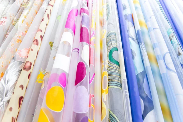 Rouleaux de tissus et textiles dans une boutique ou un magasin — Photo