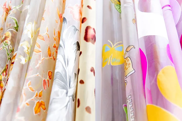 Rouleaux de tissus et textiles dans une boutique ou un magasin — Photo