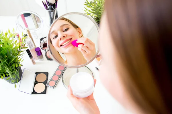 Un ritratto di donna con pennelli di trucco vicino al viso — Foto Stock