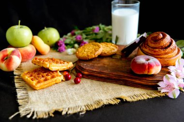 Çilek ile karanlık bir tabakta sır içinde ev yapımı tarçınlı çörek