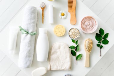 Taze otlar, meyve ve esansiyel yağı cilt bakımı için