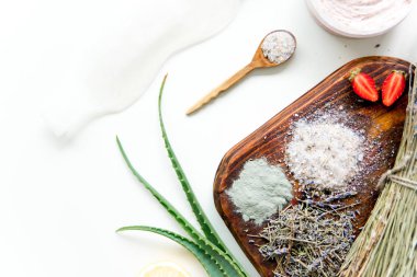 Taze otlar, meyve ve esansiyel yağı cilt bakımı için