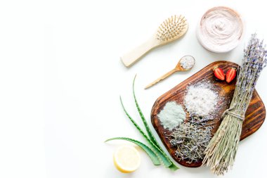 Taze otlar, meyve ve esansiyel yağı cilt bakımı için