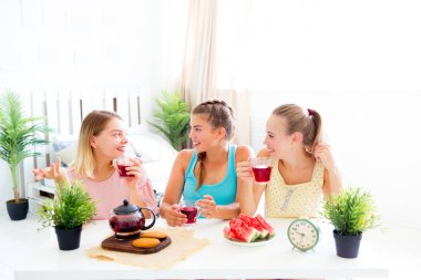 Kızlar pijama partisi yeme üzerine eğleniyor