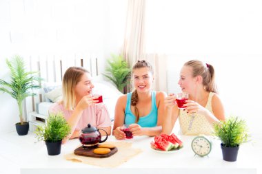 Kızlar pijama partisi yeme üzerine eğleniyor