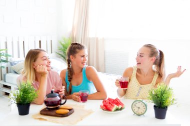 Kızlar pijama partisi yeme üzerine eğleniyor