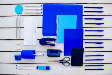 ahşap bir masa üstünde ileti örneği kalem makas defter