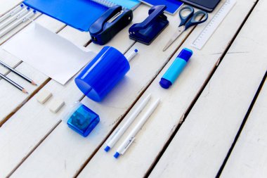 ahşap bir masa üstünde ileti örneği kalem makas defter