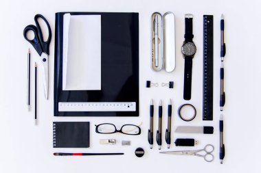 ahşap bir masa üstünde ileti örneği kalem makas defter