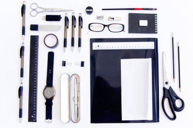 ahşap bir masa üstünde ileti örneği kalem makas defter