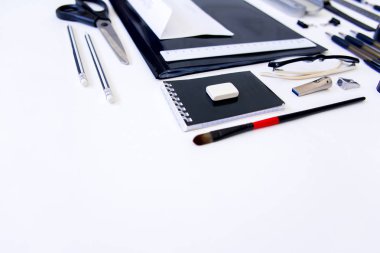 ahşap bir masa üstünde ileti örneği kalem makas defter