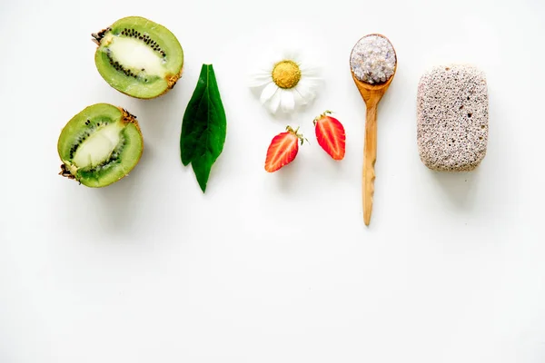 Hierbas frescas, frutas y aceite esencial para el cuidado de la piel — Foto de Stock