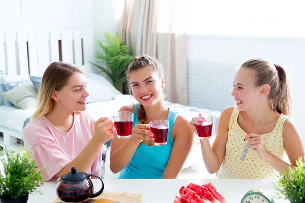 Chicas divirtiéndose en fiesta de pijamas comiendo — Foto de Stock