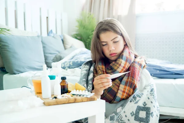 生病的年轻女孩发烧在家花时间 — 图库照片