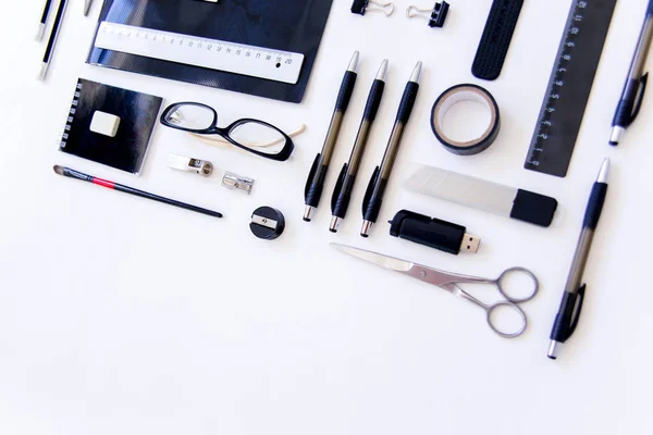 Briefpapier pen schaar notitieblok op een houten tafel — Stockfoto