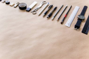 ahşap bir masa üstünde ileti örneği kalem makas defter