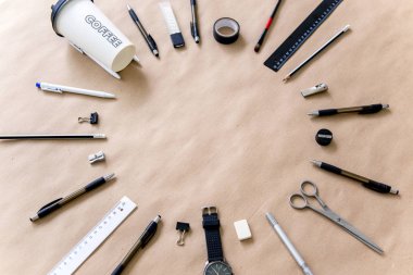 ahşap bir masa üstünde ileti örneği kalem makas defter